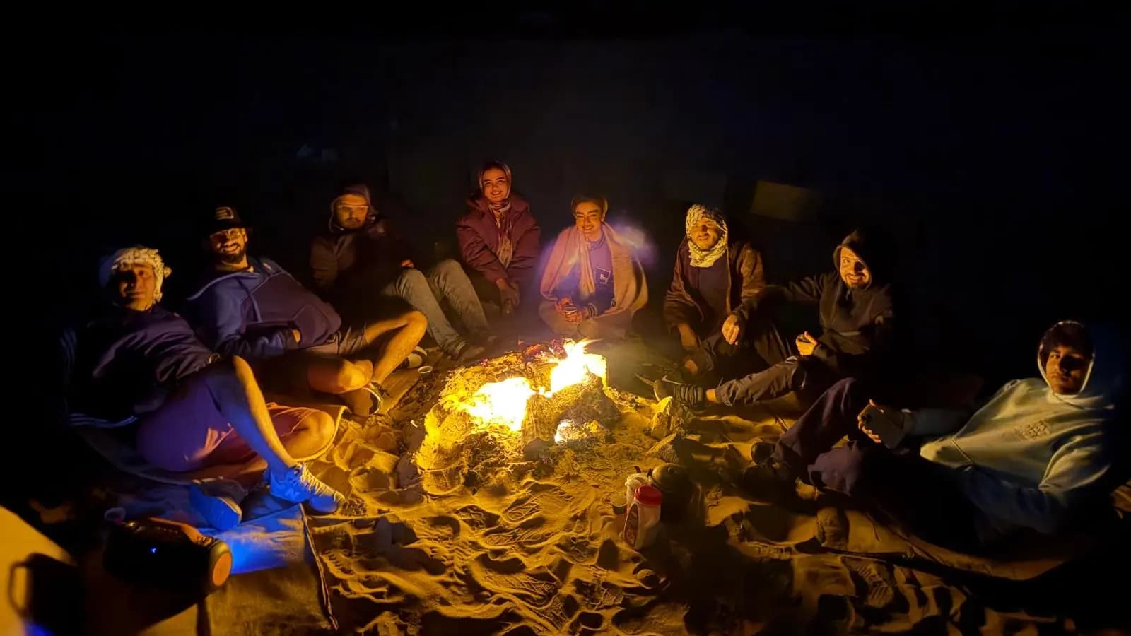 Feu de camp sous les étoiles du désert