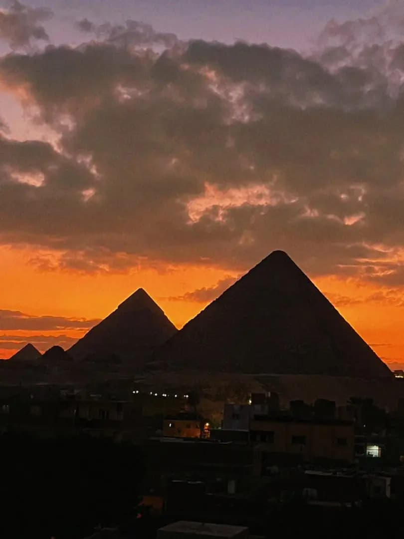 Coucher de soleil sur les pyramides de Gizeh