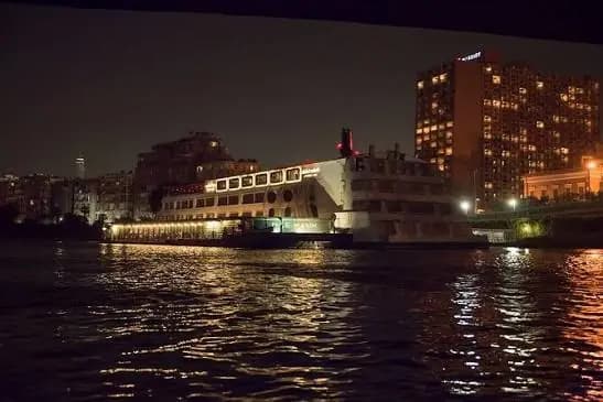 Dîner-croisière sur le Nil la nuit, Le Caire